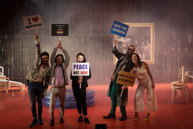 LA DICTATURA DE LO COOL - Mise en scène : Marco LAYENA - Texte : La Re-sentida - Scénographie : Pablo DE LA FUENTE - Costumes : Daniel BAGNARA - Musique : Alejandro MIRANDA - Avec : Diego ACUNA - Benjamín CORTES - Carolina DE LA MAZA - Pedro MUNOZ - Carolina PALACIOS - Benjamín WESTFALL - Dans le cadre du 70eme festival d Avignon - Lieu : Gymnase Aubanel - Ville : Avignon - Le : 17 07 16 - Photo : Christophe RAYNAUD DE LAGE